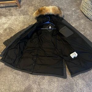 Canada Goose Woman’s Large Parka. Gray/Black